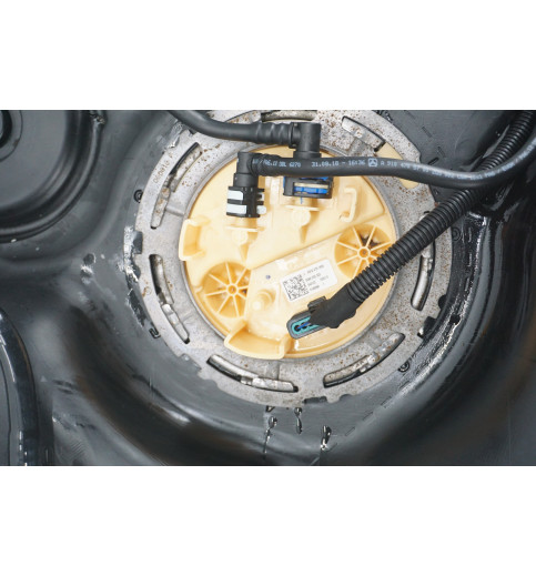 A9104700400 9104701800 A9104702100 Mercedes W910 Dieseltank mit Pumpe  -14970-